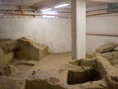 Nel seminterrato fredde colonne di cemento "convivono" con tombe in tufo, alcune delle quali a fossa